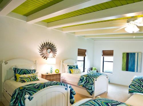 Балки в интерьере гостиной. Декоративные балки в интерьере. Потолочный интерьер квартиры