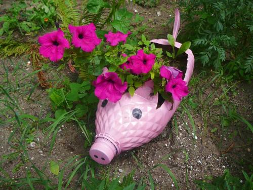 Подвесная клумба из пластиковых бутылок. Клумба из бутылок: 130 фото примеров оформления участка при помощи пластиковой и стеклянной тары