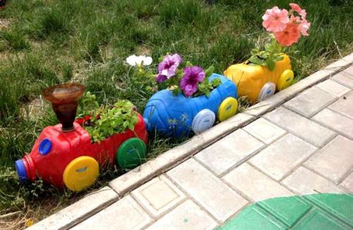 Подвесная клумба из пластиковых бутылок. Клумба из бутылок: 130 фото примеров оформления участка при помощи пластиковой и стеклянной тары