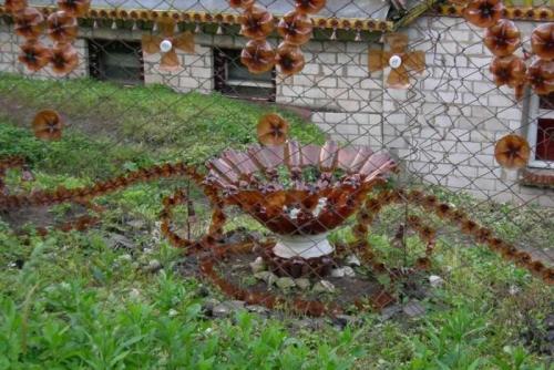 Подвесная клумба из пластиковых бутылок. Клумба из бутылок: 130 фото примеров оформления участка при помощи пластиковой и стеклянной тары