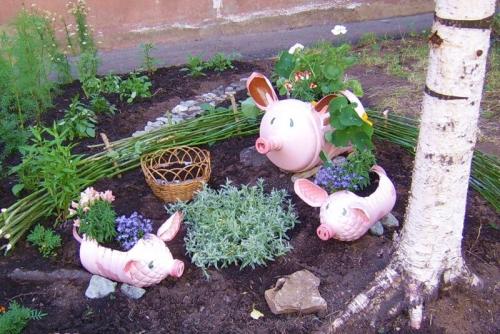 Подвесная клумба из пластиковых бутылок. Клумба из бутылок: 130 фото примеров оформления участка при помощи пластиковой и стеклянной тары