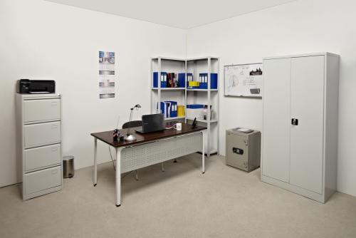 Габариты шкафчика для производственных гардеробных. Предназначение металлического шкафа для одежды, его разновидности