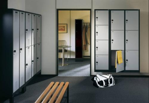 Габариты шкафчика для производственных гардеробных. Предназначение металлического шкафа для одежды, его разновидности