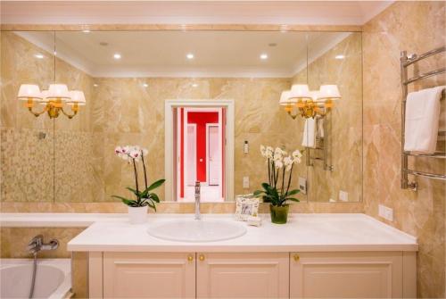 Габариты шкафчика над раковиной в ванной. Как подобрать высоту зеркала в ванную комнату