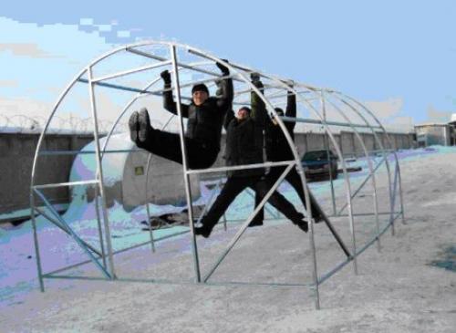 Как обшить теплицу поликарбонатом. Как правильно накрыть готовый каркас теплицы сотовым поликарбонатом 02