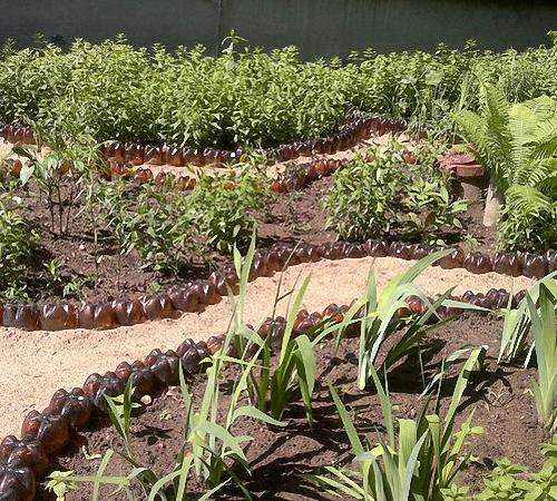 Клумба из пластиковых бутылок пошагово. Форма клумб и бордюров из пластиковых бутылок