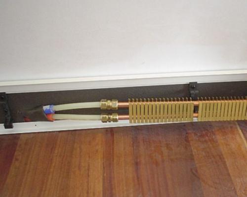 Теплый плинтус в квартире. Что собой представляет водяной теплый плинтус, его особенности