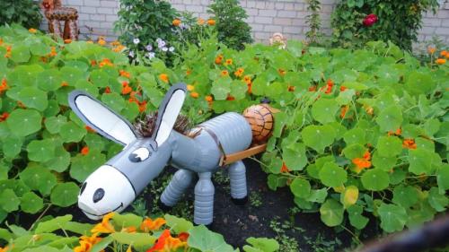 Клумба из пластиковых бутылок. Что хорошего в пластиковых бутылках