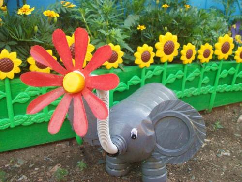 Клумба из пластиковых бутылок. Что хорошего в пластиковых бутылках