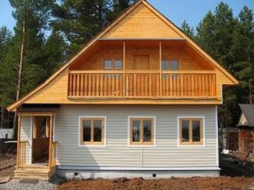 Как украсить фронтон дома. Материалы для обшивки стен чердака 11