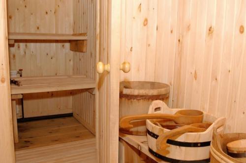 Мойка в бане дизайн. Деревянные элементы в интерьере моечного отделения 02 Мойка в бане дизайн. Деревянные элементы в интерьере моечного отделения 02