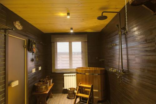 Мойка в бане дизайн. Деревянные элементы в интерьере моечного отделения 03 Мойка в бане дизайн. Деревянные элементы в интерьере моечного отделения 03