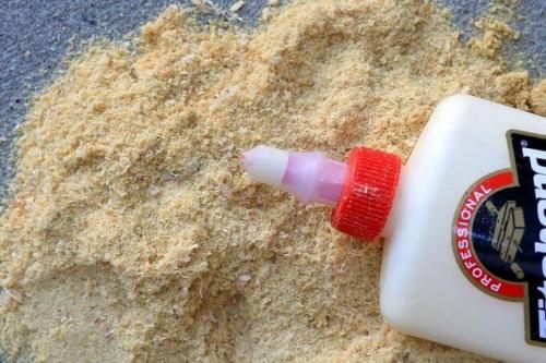 Материал для заделывания щелей. Смесь клея и древесной стружки