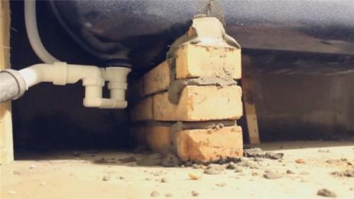 Как закрепить ванну металлическую к стене. Способ первый — монтаж стальной ванны на кирпич