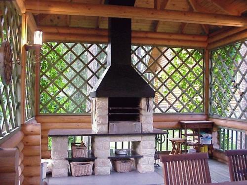 Деревянная беседка с мангалом. Особенности беседки с мангалом