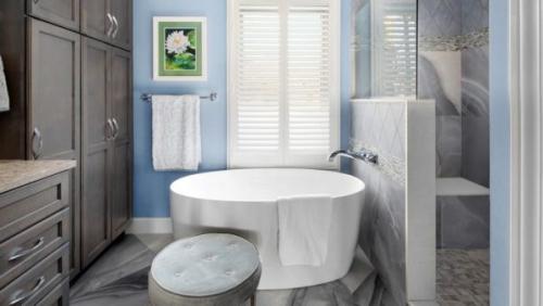 Какие дополнительные услуги могут повлиять на стоимость ремонта ванной и туалета. 