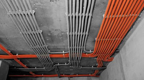 Монтаж электропроводки в квартире по потолку. Как провести проводку по потолку своими руками: подробная инструкция по прокладке электропроводки в гофре от щитка с разводкой без штробления