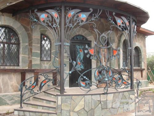 Кованая скамейка из профильной трубы: практичность и стиль на вашем участке 01