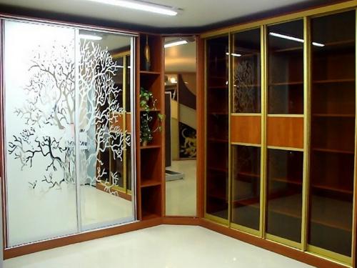 Гостиная с угловым шкафом. Какими могут быть угловые шкафы для гостиной, правила выбора