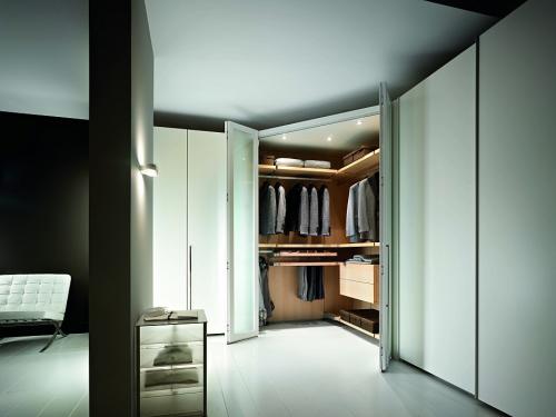 Треугольная гардеробная. Стоит ли выбирать угловую гардеробную: за и против