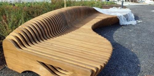 Что влияет на стоимость металлических скамеек. 3,3 миллиона рублей за три скамейки!