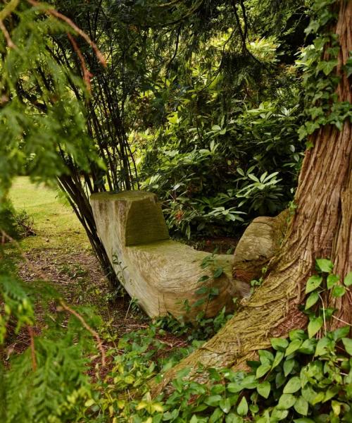 Какие дополнительные украшения можно добавить к скамейке. Скамейки в саду: 10 интересных идей, которые можно реализовать своими руками