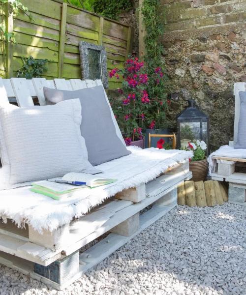 Какие дополнительные украшения можно добавить к скамейке. Скамейки в саду: 10 интересных идей, которые можно реализовать своими руками