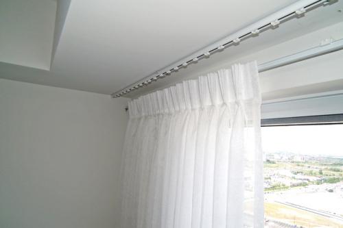 Как повесить шторы на потолочный карниз. Как красиво драпировать полотнище?