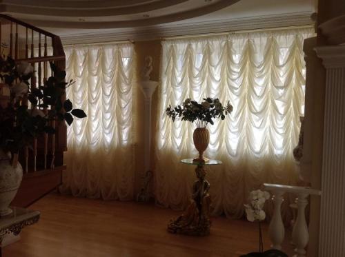 Как красиво повесить шторы в гостинной. Виды штор для гостиной