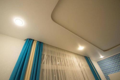 Как сделать карниз для штор с натяжным потолком. Как делают карнизы при натяжных потолках?