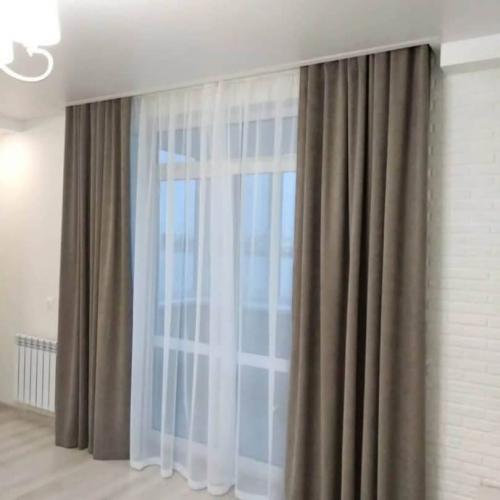 Как сделать карниз для штор с натяжным потолком. Как делают карнизы при натяжных потолках?