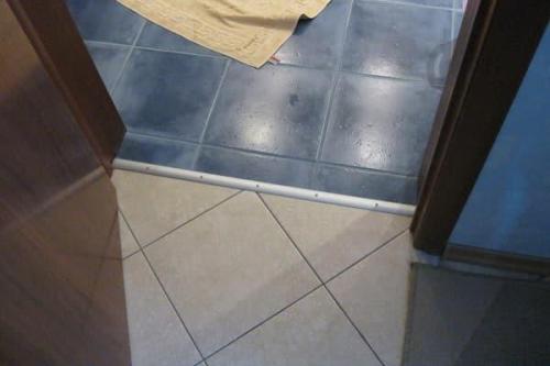 Делать в ванной порог или нет. Почему в ванной без порожка не обойтись