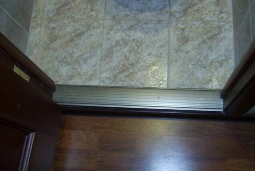 Делать в ванной порог или нет. Почему в ванной без порожка не обойтись 17 Делать в ванной порог или нет. Почему в ванной без порожка не обойтись 17