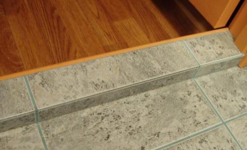 Делать в ванной порог или нет. Почему в ванной без порожка не обойтись