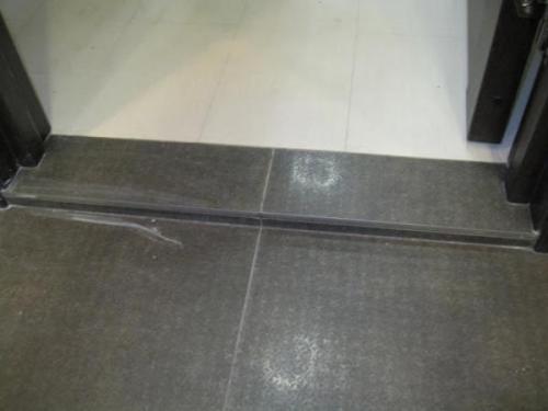 Делать в ванной порог или нет. Почему в ванной без порожка не обойтись