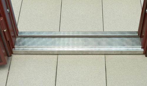 Делать в ванной порог или нет. Почему в ванной без порожка не обойтись