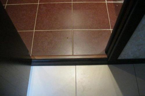 Делать в ванной порог или нет. Почему в ванной без порожка не обойтись