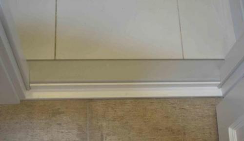 Делать в ванной порог или нет. Почему в ванной без порожка не обойтись