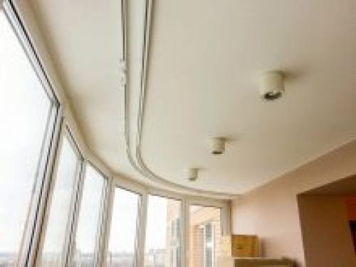Шторы на потолочном карнизе. Виды и преимущества потолочных карнизов 15