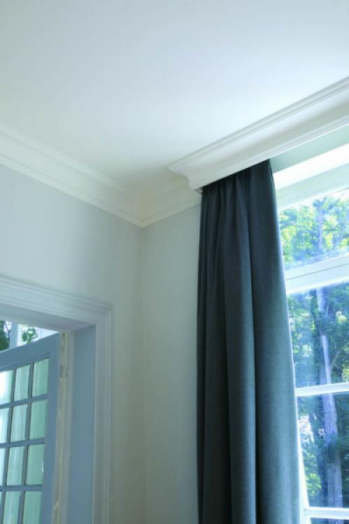 Как правильно вешать шторы на потолочный карниз. Как крепить шторы к потолочному карнизу 09