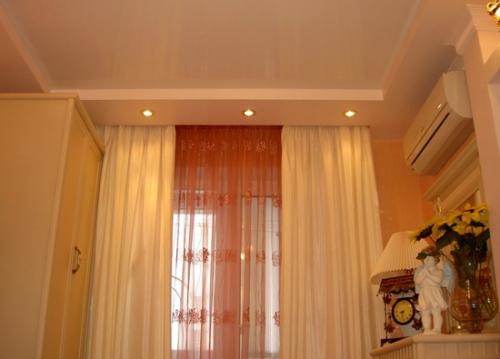 Как правильно вешать шторы на потолочный карниз. Как крепить шторы к потолочному карнизу 08