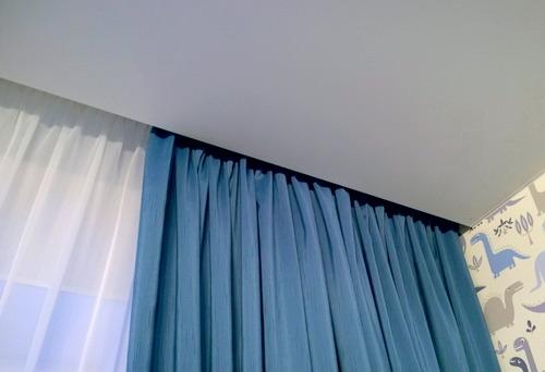 Скрытый карниз для штор под натяжной потолок. Плюсы и минусы натяжного потолка с нишей для штор