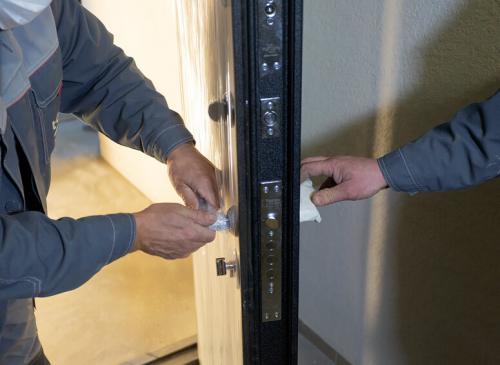 Как защитить двери во время ремонта. Полиэтилен и пищевая пленка