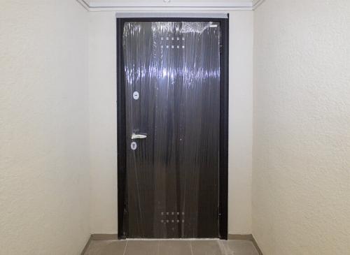 Как защитить двери во время ремонта. Полиэтилен и пищевая пленка