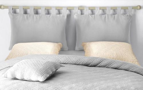 Как закрепить материалы для защиты на обоях. КРОВАТЬ У СТЕНЫ: КАК ЗАЩИТИТЬ ОБОИ ОТ ИСТИРАНИЯ