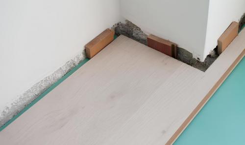 Как защитить пол и мебель от пыли и грязи во время ремонта 03