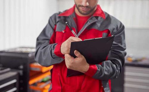 Как правильно укрыть диван, чтобы избежать повреждений от инструментов. Как обезопасить имущество, если ремонт делает бригада