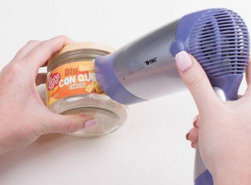 Визуальный шум на кухне. Когда дома вроде бы чисто, но что-то не так: 11 уловок по «нейтрализации» гладильной доски, губок, проводов и другого визуального шума