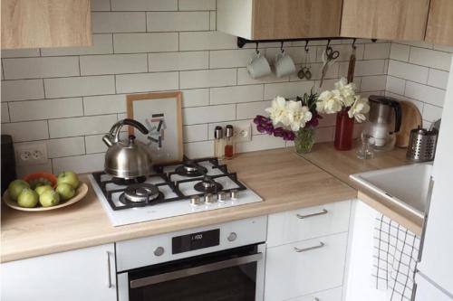 Визуальный шум на кухне. Когда дома вроде бы чисто, но что-то не так: 11 уловок по «нейтрализации» гладильной доски, губок, проводов и другого визуального шума