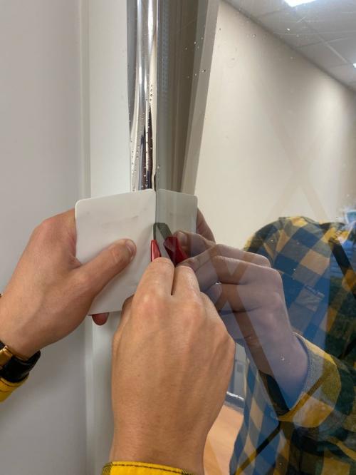 Как правильно наносить защитную пленку на окна. Как правильно самому наклеить солнцезащитную пленку для окон